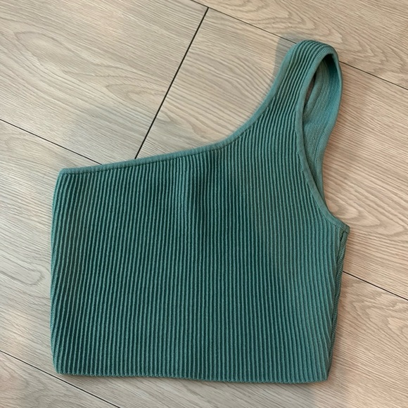 Aritzia Tops - Aritzia Babaton Crop Top